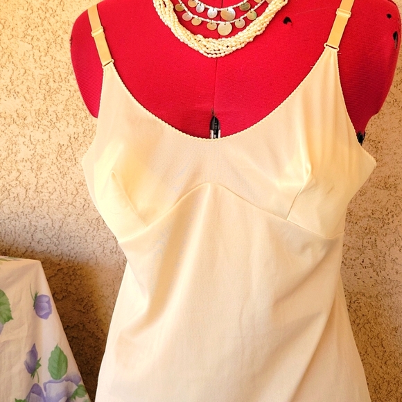 Vintage SEARS The Doesn't Slip Sexy Lingerie sz 34 with Pointy Boobs - Picture 2 of 12